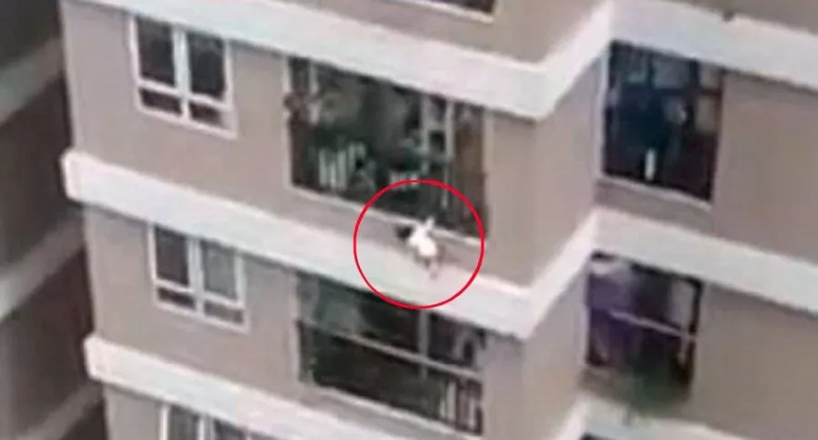 Captura de pantalla de video viral de niña de 3 años que cae desde un piso 12 y domiciliario la atrapa en el aire y la salva