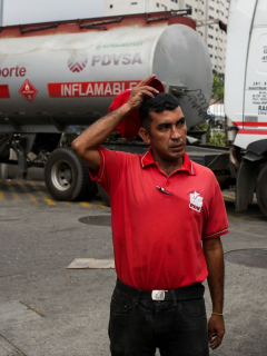 Imagen de empleado de la petrolera estatal venezolana PDVSA ilustra artículo Venezuela no se podrá sumarse al alza mundial de precios del petróleo: expertos