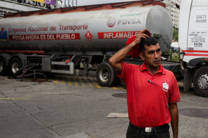 Imagen de empleado de la petrolera estatal venezolana PDVSA ilustra artículo Venezuela no se podrá sumarse al alza mundial de precios del petróleo: expertos