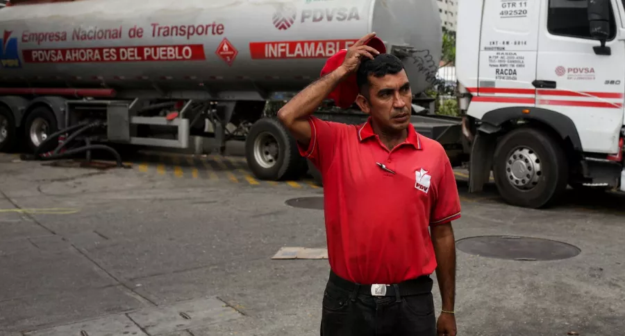 Imagen de empleado de la petrolera estatal venezolana PDVSA ilustra artículo Venezuela no se podrá sumarse al alza mundial de precios del petróleo: expertos
