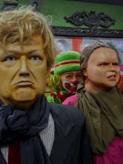 Manifestantes con máscaras de Donald Trump y Greta Thunberg.