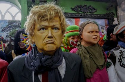 Manifestantes con máscaras de Donald Trump y Greta Thunberg.