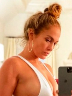 Jennifer López se tomó foto en el espejo y destapó su sensualidad.