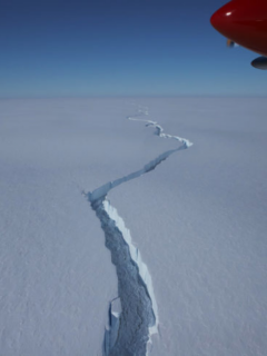 Iceberg gigantesco se desprende en la Antártida