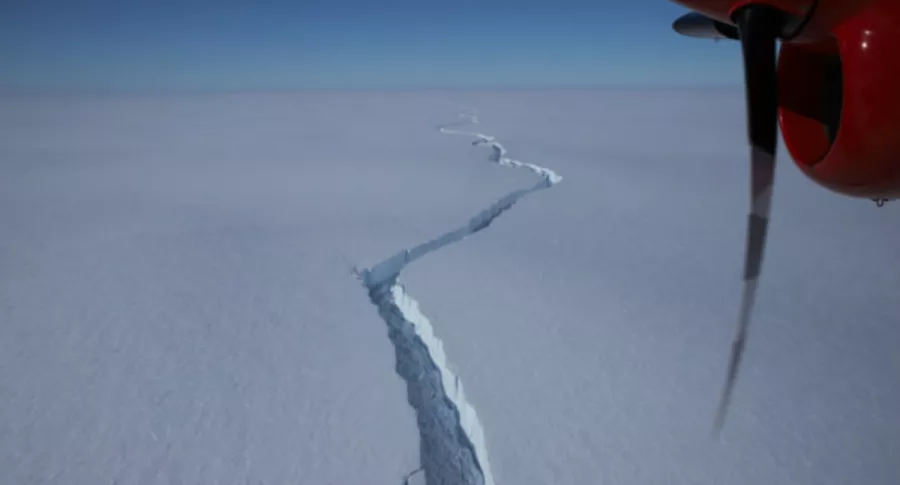 Iceberg gigantesco se desprende en la Antártida