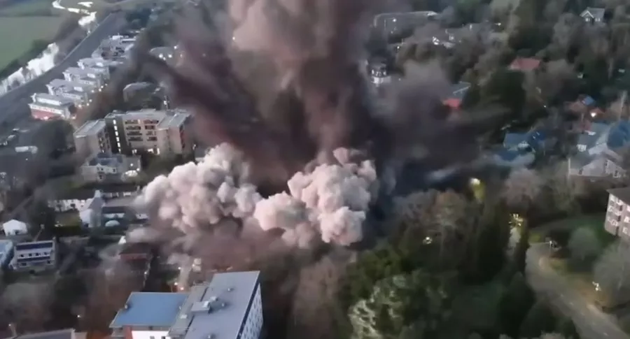 Captura de pantalla de video de explosión controlada de bomba de la Segunda Guerra Mundial, en Inglaterra 