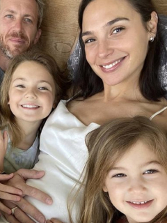 La familia de Gal Gadot, que anunció que un bebé viene en camino.