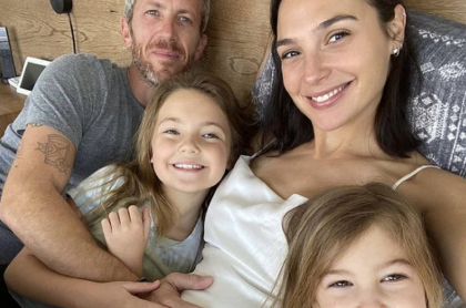 La familia de Gal Gadot, que anunció que un bebé viene en camino.