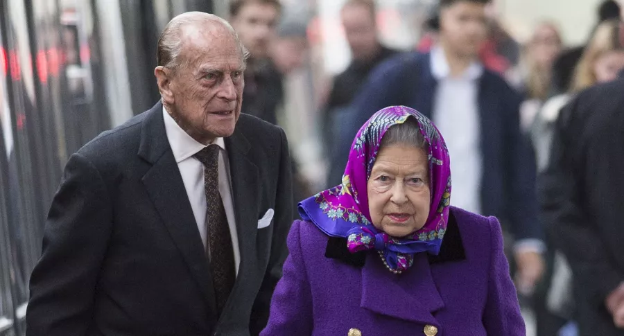 Foto del príncipe Felipe y de la reina Isabel II, a propósito de que él fue trasladado de hospital