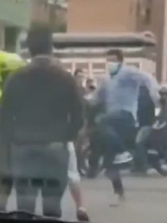 Una persona aprovechó un descuido de la Policía y agredió a un presunto ladrón con una patada voladora.