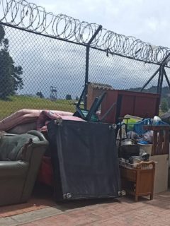 Imagen del desalojo de venezolanos en una casa en Cundinamarca.