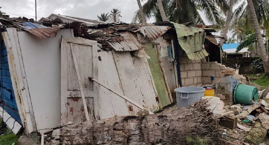 Casa destruida en San Andrés y Providencia ilustra nota sobre reporte de construcción de la isla, tras el huracán Iota.