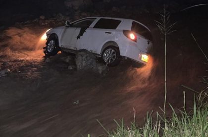Imagen de carro en el que se transportaba cónsul de Panamá en Colombia, que fue arrastrado por un río en Huila
