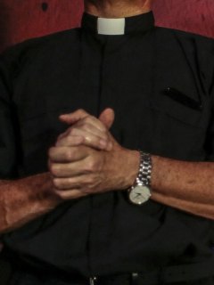 Imagen de sacerdote ilustra artículo Menores víctimas de abusos sexuales por Iglesia católica serían 10.000, Francia