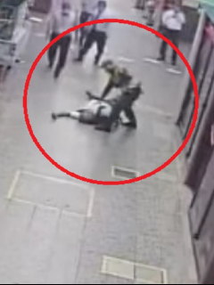 Hombre que se infartó en Terminal de Transportes de Ibagué siendo atendido por policía que le salvó la vida