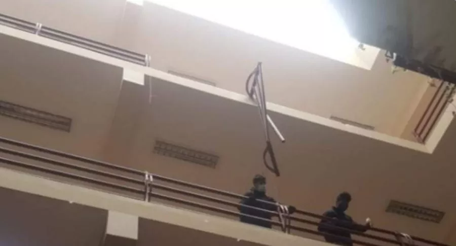 Captura de pantalla de foto de la baranda que cedió en universidad de Bolivia y dejó a 3 personas muertas