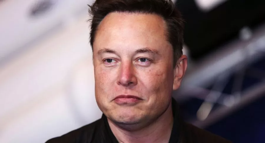 Foto de Elon Musk ilustra nota sobre que el dueño de Tesla tendrá que competir con su exingeniero Rawlinson