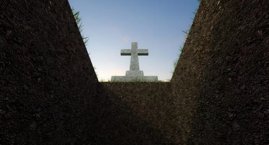 Hueco de tumba en cementerio, ilustra nota de hombre que muere ahogado por tierra de tumba que cavó en Estados Unidos