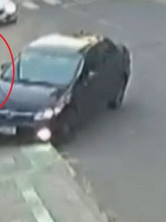 Una cámara de seguridad grabó el momento en el que un conductor atropelló a un ladrón que le había robado el celular a su novia, en Brasil.
