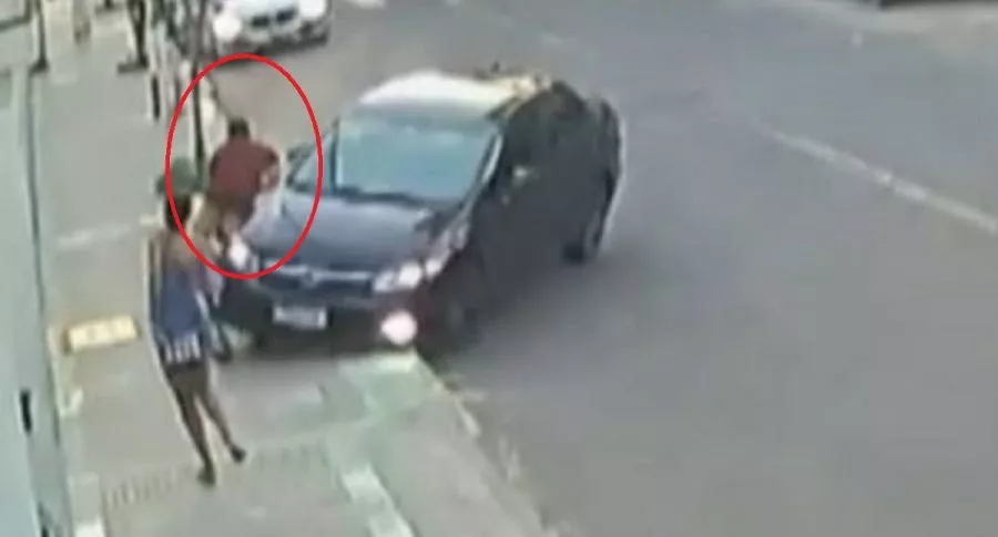Una cámara de seguridad grabó el momento en el que un conductor atropelló a un ladrón que le había robado el celular a su novia, en Brasil.