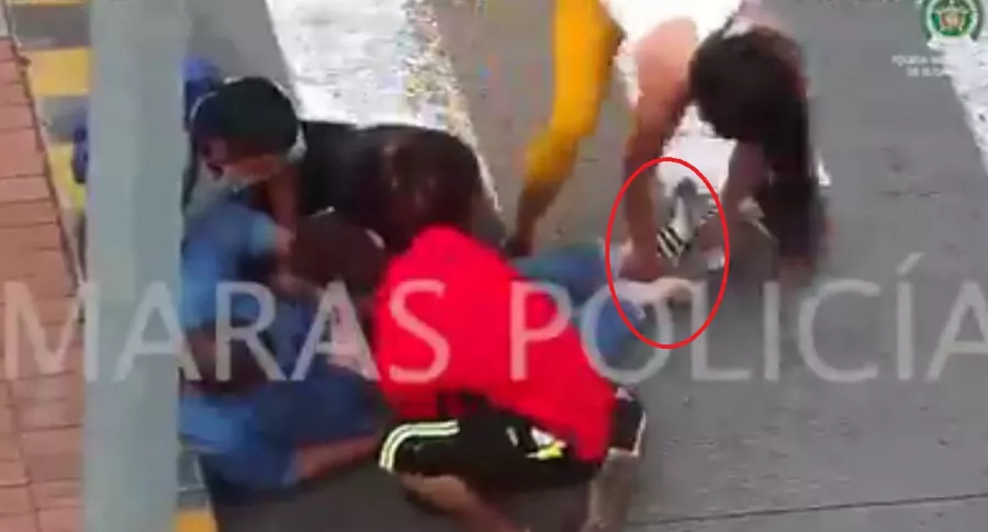 Imágenes del momento en que 4 ladrones atacan a un hombre en pleno centro de Bucaramanga