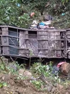 La Policía de Bolivia informó que un accidente de un autobús que se fue a un barranco de 150 metros dejó al menos 20 muertos y 13 heridos.