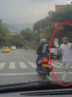 Imagen del limpiavidrios en Medellín que asusta a conductores con su extraña forma de trabajar