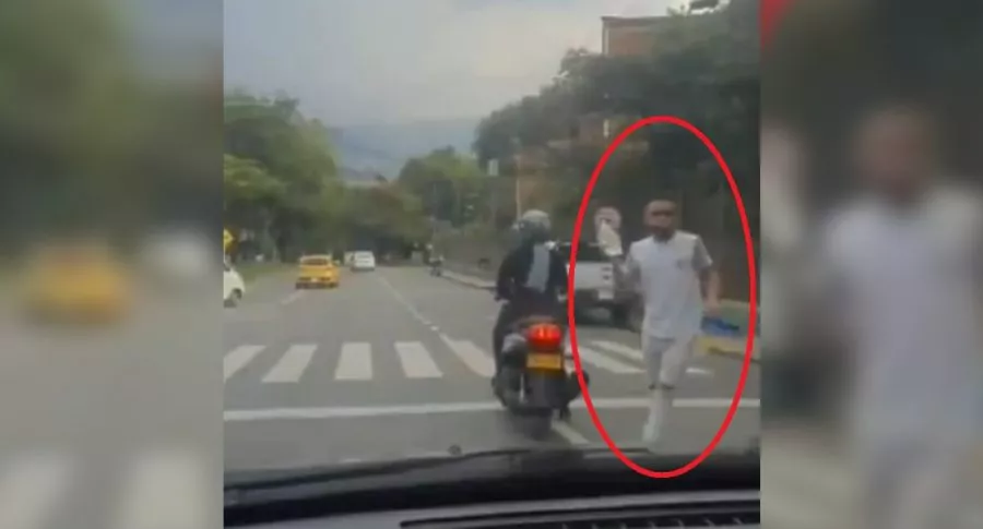 Imagen del limpiavidrios en Medellín que asusta a conductores con su extraña forma de trabajar
