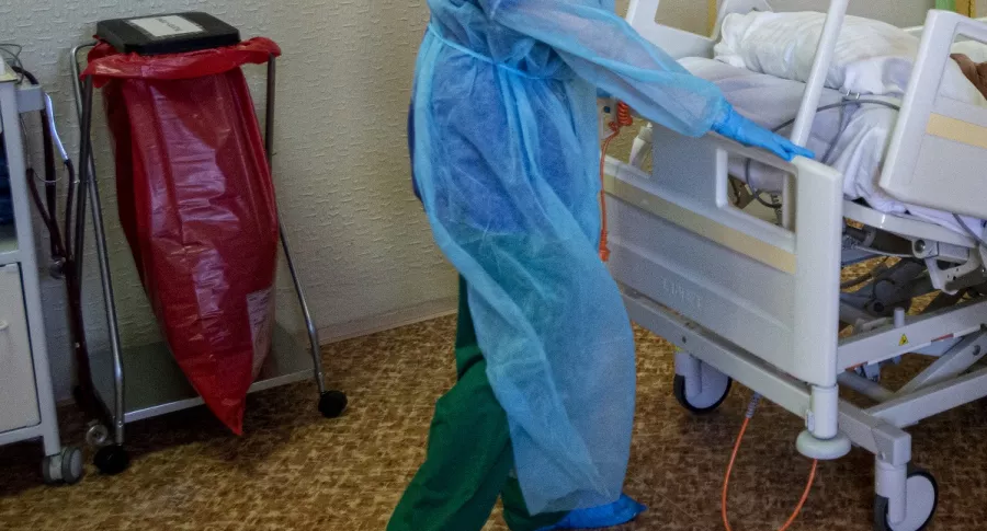 Imagen de enfermera llevando camilla ilustra artículo Trasladan a enfermera vacunada contra COVID-19 en Córdoba; sigue convulsionando
