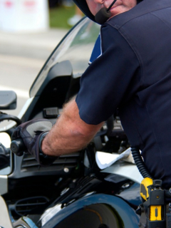 Moto en policía, ilustra nota de policía que mató a ladrón que intentó robarle moto con arma de juguete, en Argentina