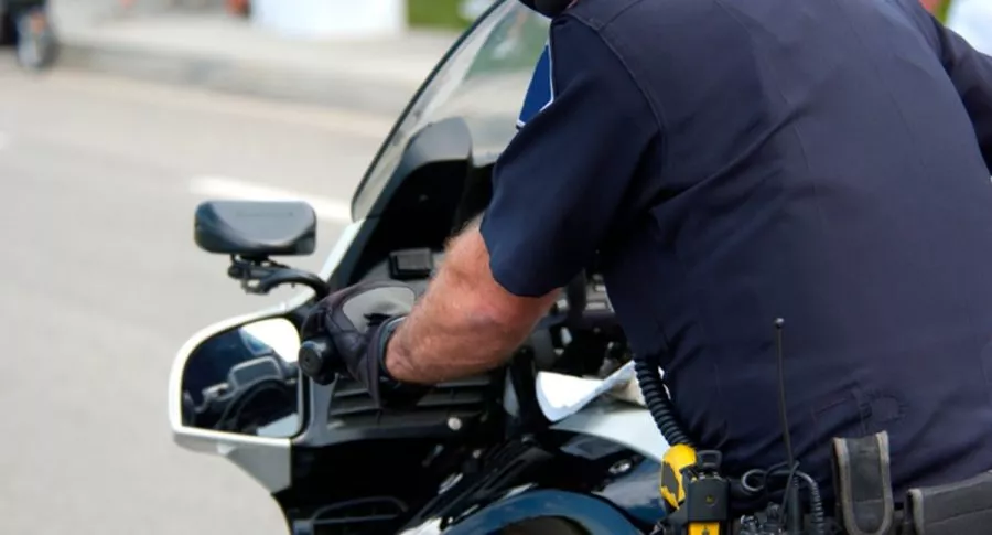 Moto en policía, ilustra nota de policía que mató a ladrón que intentó robarle moto con arma de juguete, en Argentina