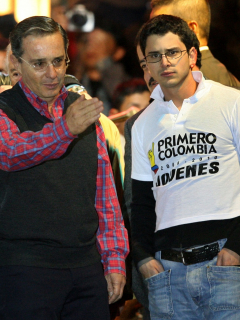 Foto de Álvaro Uribe y sus hijos Tomás y Jerónimo, a propósito de sus negocios