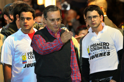 Foto de Álvaro Uribe y sus hijos Tomás y Jerónimo, a propósito de sus negocios