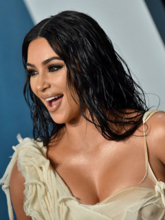 Kim Kardashian en una alfombra roja, ilustra nota de foto de Kim Kardashian dormida en la peluquería; la publicó Chris Appleton