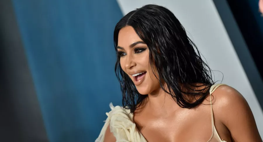 Kim Kardashian en una alfombra roja, ilustra nota de foto de Kim Kardashian dormida en la peluquería; la publicó Chris Appleton