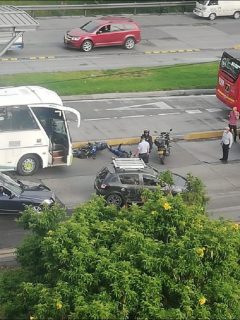 Imagen del accidente de un motociclista en la autopista Norte en Bogotá, siniestro que desató monumental trancón