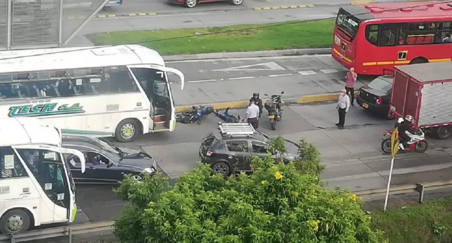 Imagen del accidente de un motociclista en la autopista Norte en Bogotá, siniestro que desató monumental trancón