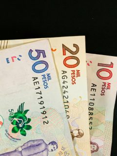 Imagen de dinero colombiano, a propósito de la propuesta en el cambio de impuestos.