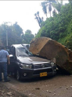 Imagen del momento en que la piedra gigantesca cae sobre una camioneta, en la vía Bogotá-Mesitas del Colegio