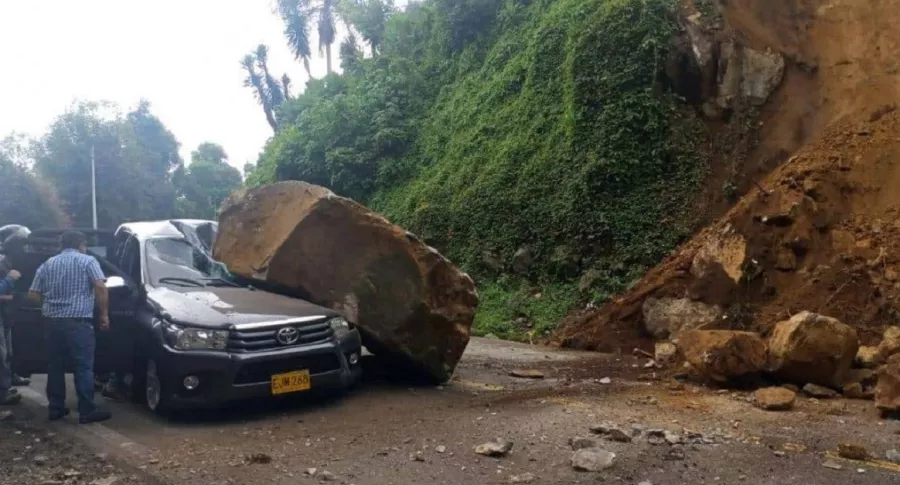 Imagen del momento en que la piedra gigantesca cae sobre una camioneta, en la vía Bogotá-Mesitas del Colegio