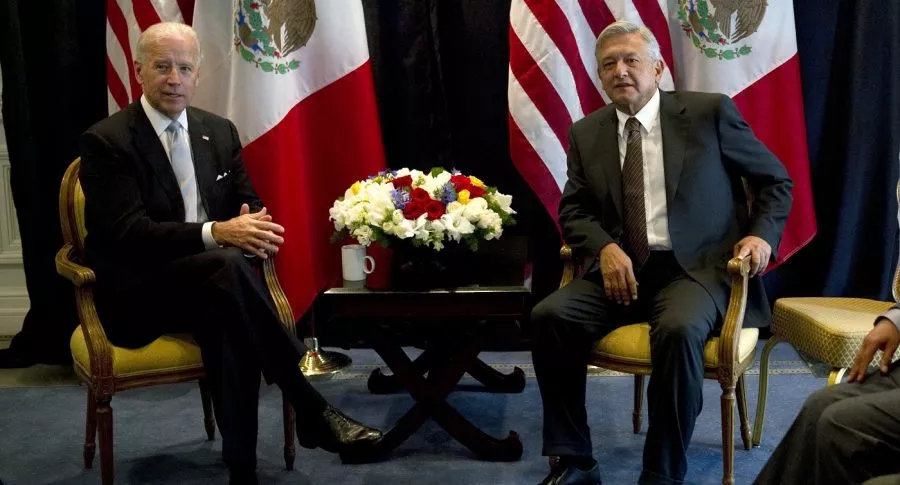 Foto de Joe Biden y Manuel López Obrador, a propósito de vacunas COVID-19