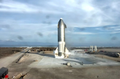 La nueva nave SN10 de SpaceX consiguió aterrizar, pero volvió a explotar.