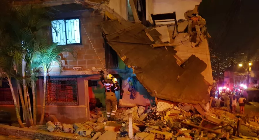Casa destruida, en Medellín, por fuerte explosión que afectó a 39 viviendas más