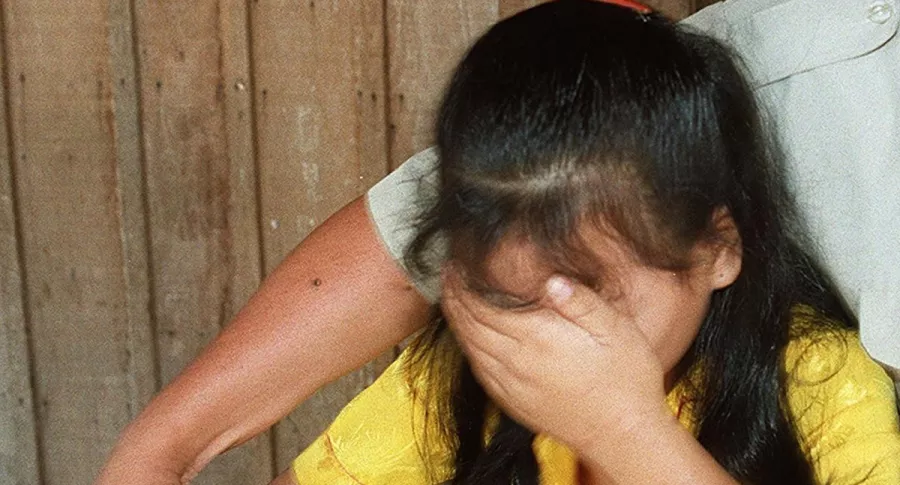 Imagen de niña cubriéndose la cara ilustra artículo Tío abusó sexualmente de sus sobrinas de 5 y 7 años de edad