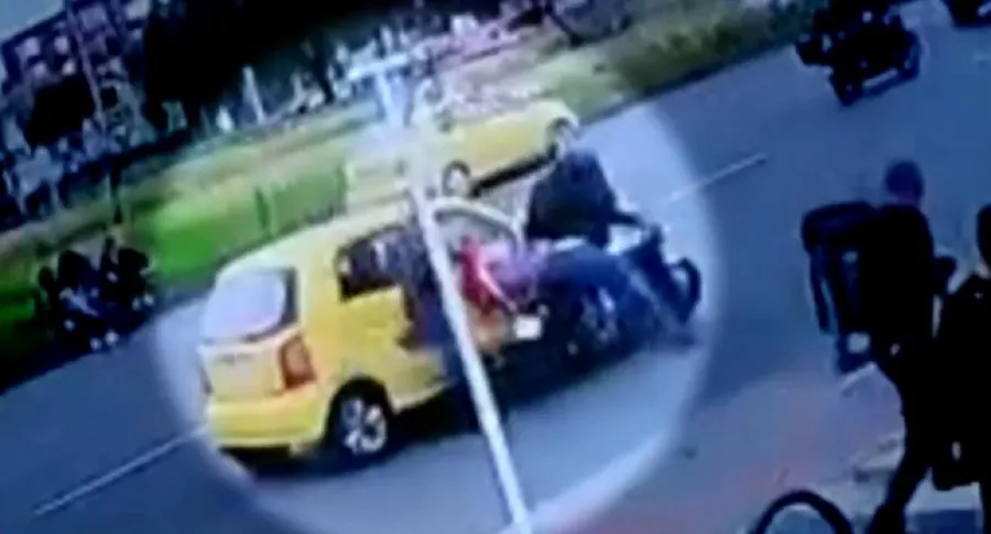 Imagen del momento en que asesinan a taxista, en Bogotá, que estrelló a fleteros durante un robo