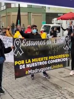 Manifestantes, en San Victorino, centro de Bogotá, protestan contra medidas de la Alcaldía de Bogotá
