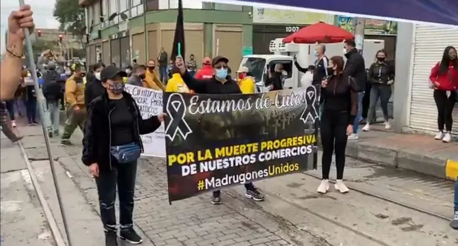 Manifestantes, en San Victorino, centro de Bogotá, protestan contra medidas de la Alcaldía de Bogotá