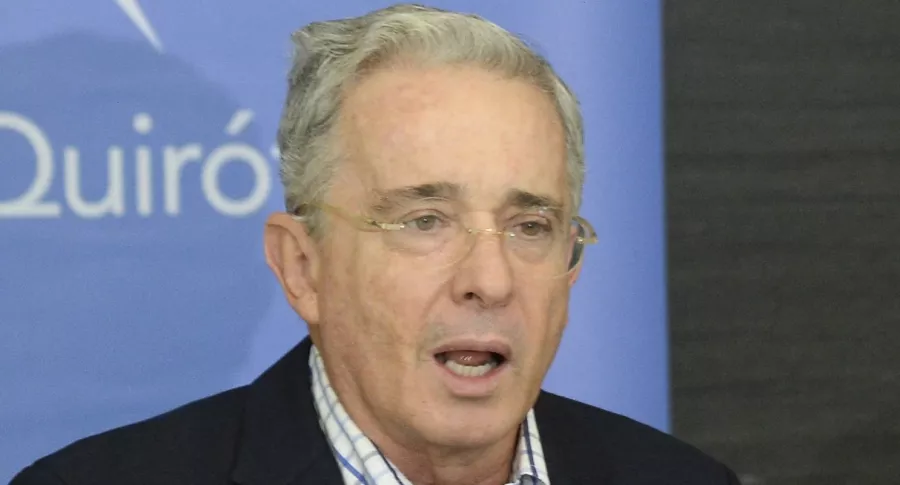 Álvaro Uribe en una rueda de prensa ilustra nota sobre la decisión que podría tomar la Fiscalía en su caso