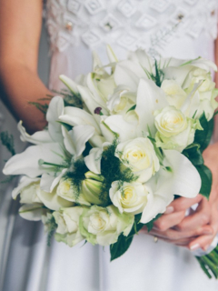 Mujer vestida de novia con ramo de flores, ilustra nota de mujer en India que murió de un paro horas después de casarse