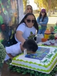Capturas de pantalla de video viral de niño que explota y golpea a su tía por broma con pastel de cumpleaños